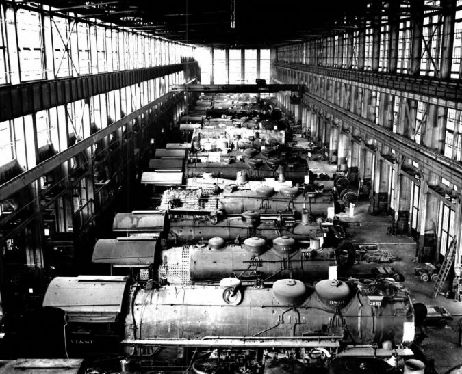 Santa Fe locomotive shop in San Bernardino (1928). 